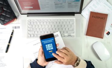 człowiek kupujący ubezpieczenie turystyczne online