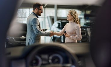 kobieta odbiera klucze od samochodu