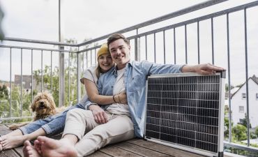 para młodych ludzi z psem na balkonie z panelem słonecznym