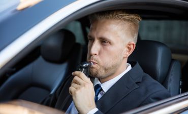 kierowca dmuchający w alkomat