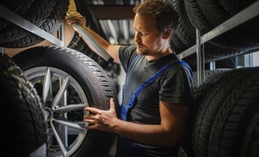 mężczyzna wybierający oponę