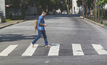 mężczyzna przechodzący przez pasy