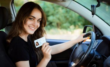 młoda kobieta trzymająca prawo jazdy
