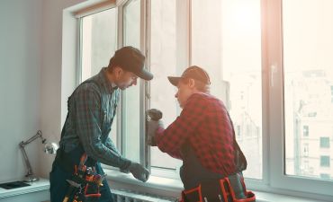 fachowcy z narzędziami wymieniają okna w mieszkaniu