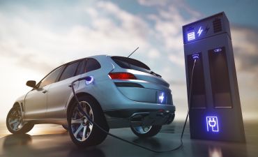 ładowanie samochodu elektrycznego z ładowarki