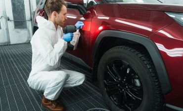 mężczyzna wykonujący drobną naprawę lakierniczą