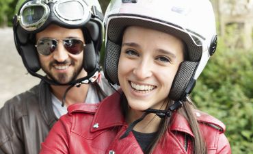 uśmiechnięta para w kaskach motocyklowych