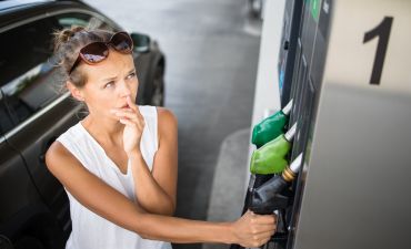 kobieta przy dystrybutorze paliwa E85