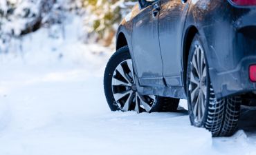 samochód jadący po zaśnieżonej nawierzchni