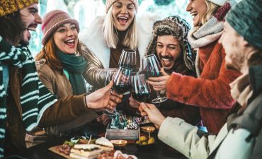 grupa narciarzy odpoczywających po całym dniu na stoku