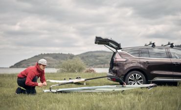 mężczyzna przy samochodzie z nadwoziem hatchback