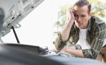 Kierowca sprawdza intercooler w samochodzie