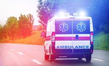 karetka pogotowia jadąca na sygnale