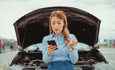 kobieta szukająca informacji o szybkiej likwidacji szkody