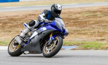 Motocyklista na ścigaczu