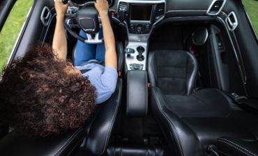 młoda kobieta zdające egzamin prawa jazdy na automat