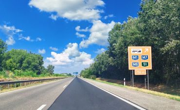 tablice z oznaczeniem dróg objętych systemem winiet na Węgrzech