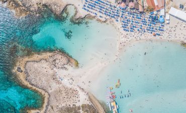 widok na plażę na Aiya Napa z lotu ptaka
