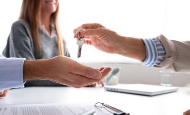 przekazywanie kluczy do mieszkania drugiej osobie