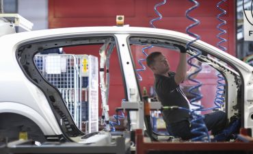 pracownik na samochodowej hali produkcyjnej