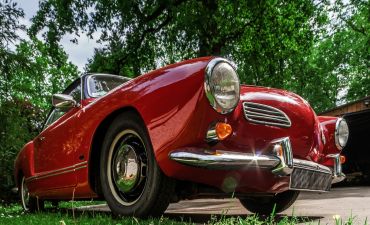 Czarne tablice rejestracyjne na samochodzie retro