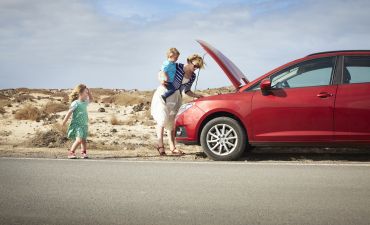 Kobieta zamierzająca zgłosić szkodę z polisy assistance krótkoterminowego