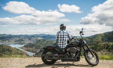 mężczyzna na wycieczce motocyklem turystycznym do 10 tys. zł