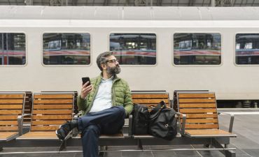 mężczyzna czekający na pociąg