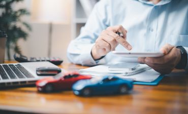 Mężczyzna wyliczający cenę AC z opcją PZU Auto Non Stop