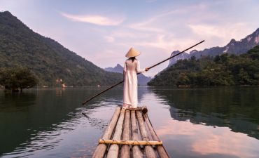 człowiek płynący po rzece w Wietnamie na tratwie