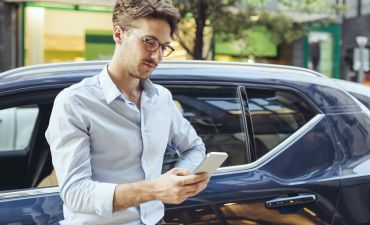 Kierowca zgłasza zarysowanie auta na parkingu