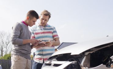 kierowcy chcący uniknąć mandatu za kolizję