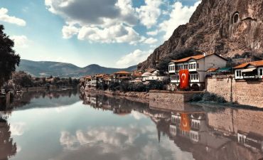 widok na tureckie miasto nad wodą