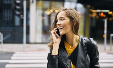 Kobieta na przejściu dla pieszych rozmawia przez telefon