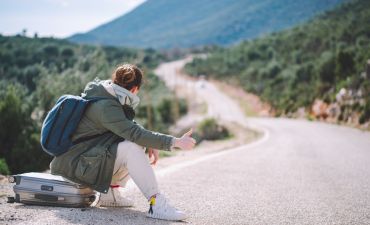kobieta łapiąca autostop w podróży