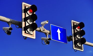 czerwone światło i kamery na skrzyżowaniu