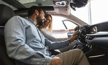 Kierowca i pasażer w aucie z dachem panoramicznym