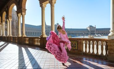 kobieta tańcząca flamenco na tle andaluzyjskiej architektury
