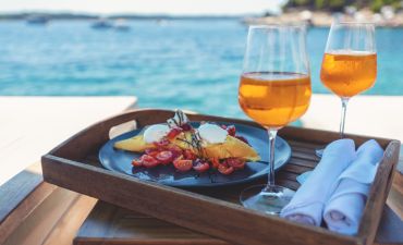 jedzenie serwowane nad brzegiem morza