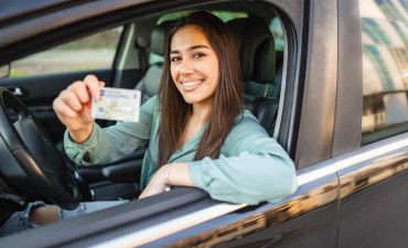 dziewczyna pokazująca numer prawa jazdy