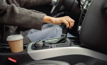 kierowca, który stosuje hamowanie silnikiem