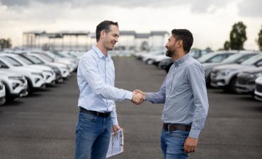 mężczyzna, który zdecydował się na odstąpienie od umowy kupna samochodu