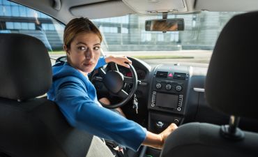 kobieta ćwicząca parkowanie równoległe