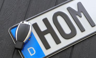 Przykład tablicy rejestracyjnej europejskiej