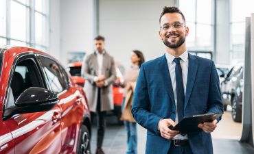 Dwóch właścicieli auta kupuje ubezpieczenie OC