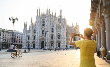 mężczyzna robi zdjęcie katedrze w Medioalnie