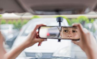 Dziewczyna zastanawia się, od ilu lat można mieć prawo jazdy