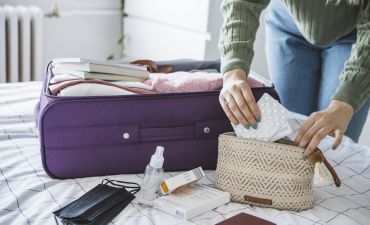 kobieta pakująca leki do bagażu