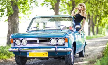 Auto z żółtymi tablicami rejestracyjnymi