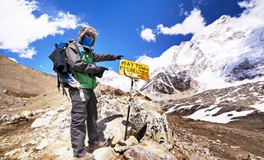 himalaista stoi na szlaku na mount everest